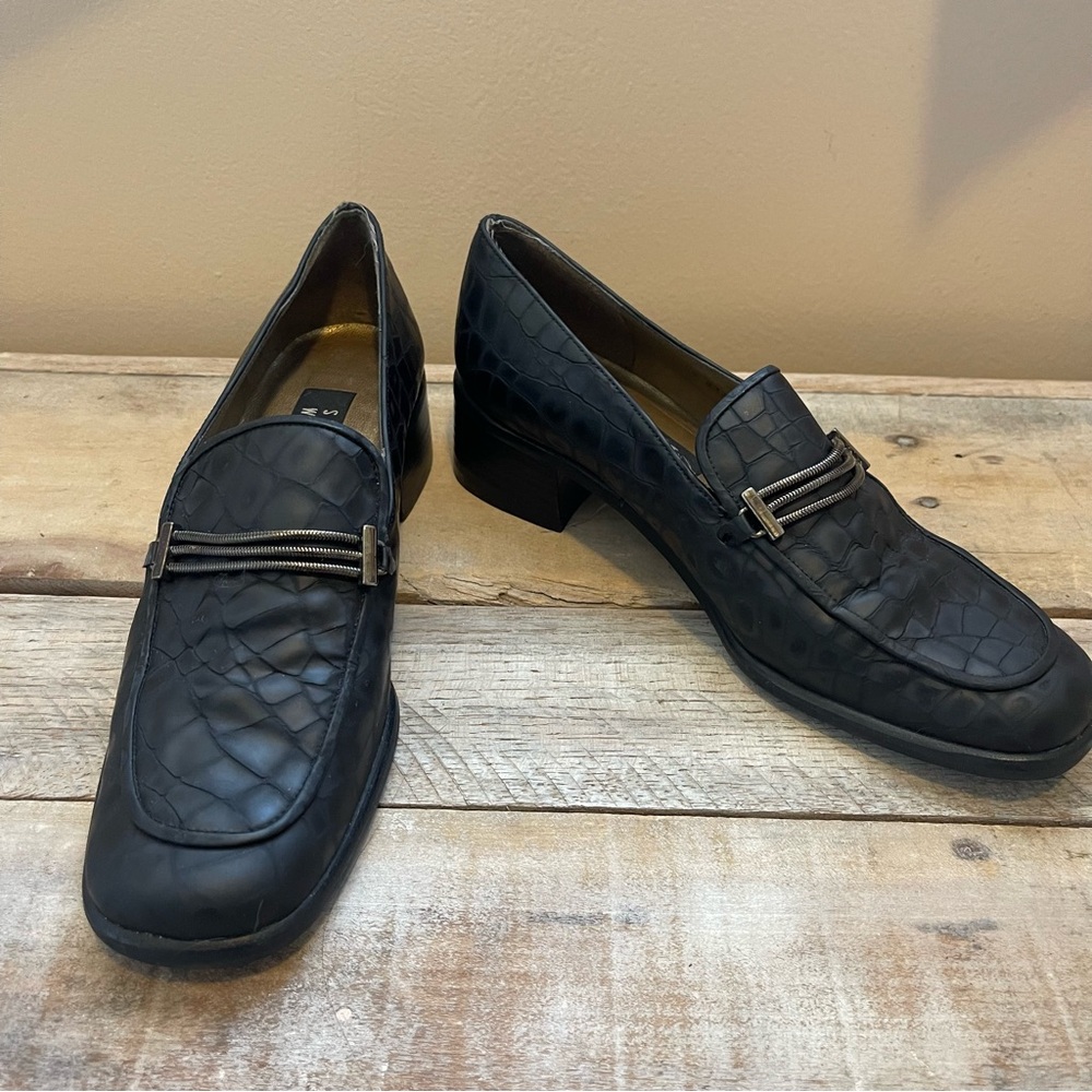 STUART WEITZMAN Black Crocodile Print Leather Heeled Loafer